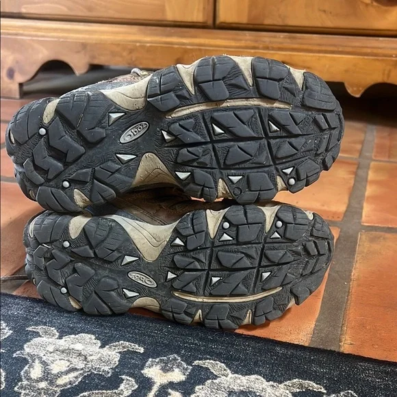 Oboz Women's Brown Hiking Boots - Picture 4 of 5